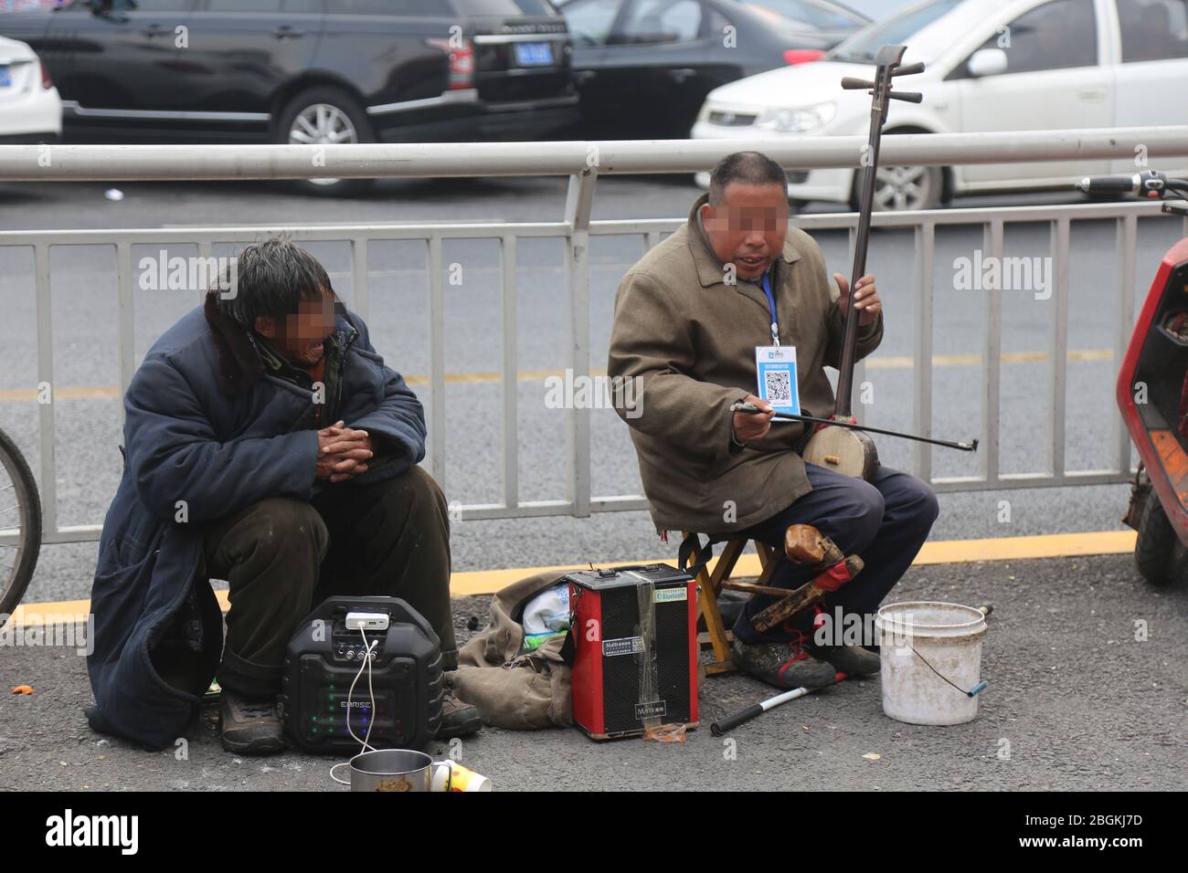 --FILE--UN megger esegue erhu in strada con codice QR appeso al collo, attraverso il quale i passanti possono trasferire denaro, Zhengzhou città, Cina centrale H Foto Stock