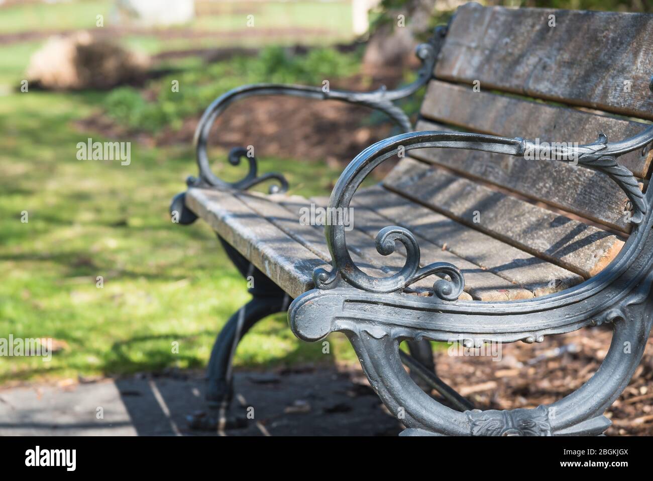 Panca parco in vecchio stile vintage in ghisa e legno Foto Stock