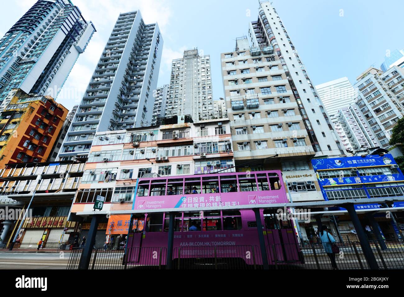 Un tram rosa su Kings Road nella baia di Quarry, Hong Kong. Foto Stock