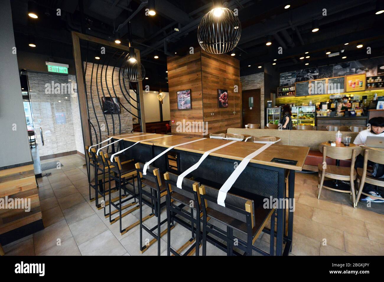 Le distanze sociali a Starbucks a Hong Kong. Foto Stock