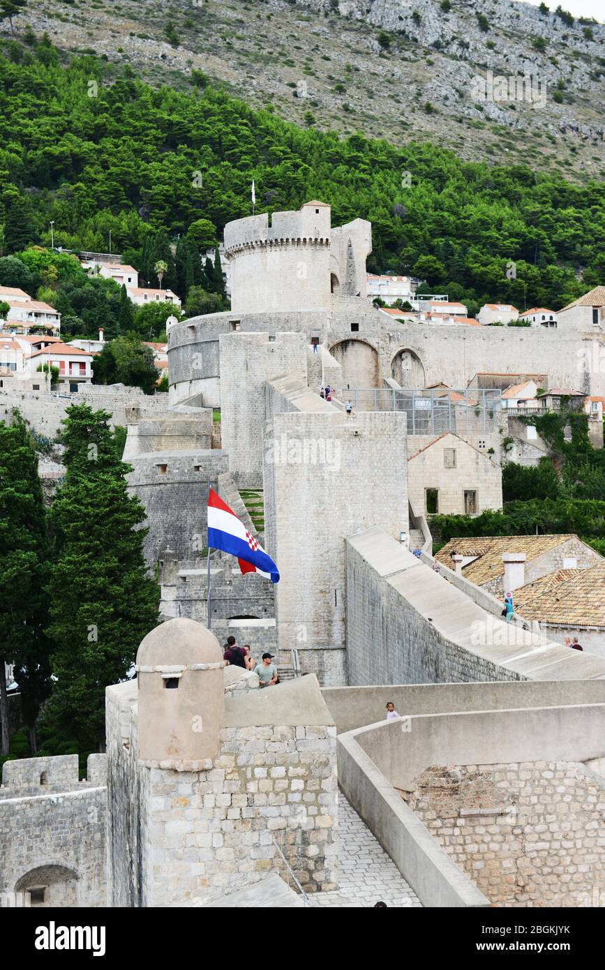 Tvrđava Minčeta è una fortezza del XIV secolo situata nel punto più alto di Dubrovnik e offre viste panoramiche sulla città e sul mare. Foto Stock