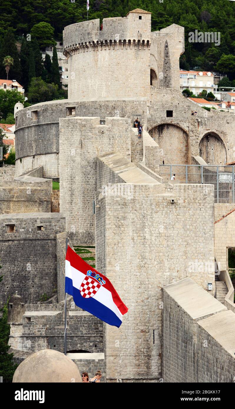 Tvrđava Minčeta è una fortezza del XIV secolo situata nel punto più alto di Dubrovnik e offre viste panoramiche sulla città e sul mare. Foto Stock Tvrđava Minčeta è una fortezza del XIV secolo situata nel punto più alto di Dubrovnik e offre viste panoramiche sulla città e sul mare. Foto Stock