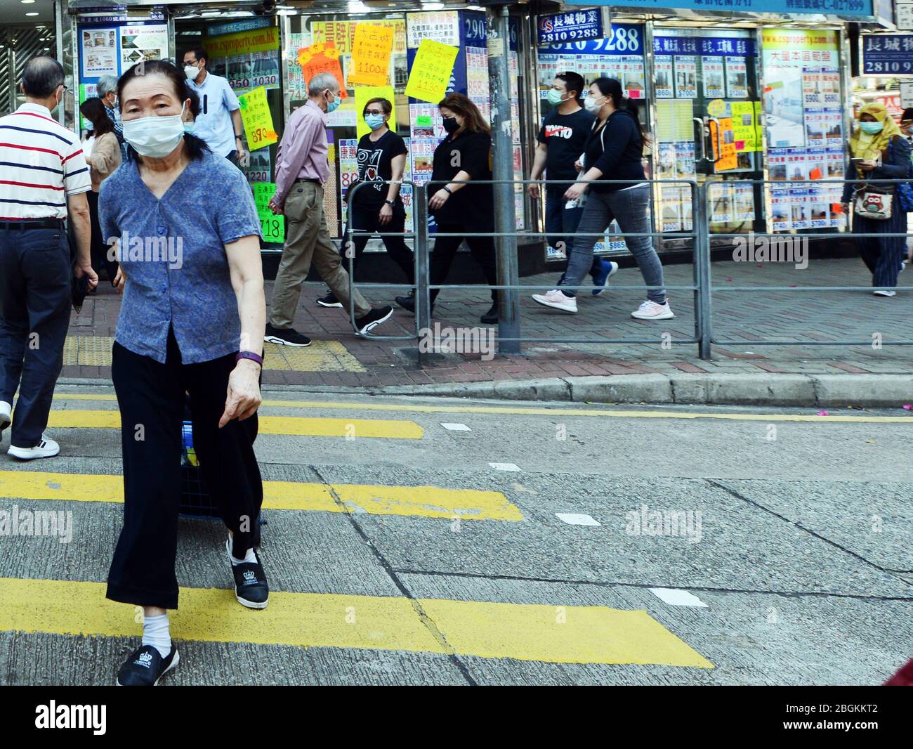 Hongkongers che indossano maschere chirurgiche durante la pandemia di Covid-19. Foto Stock
