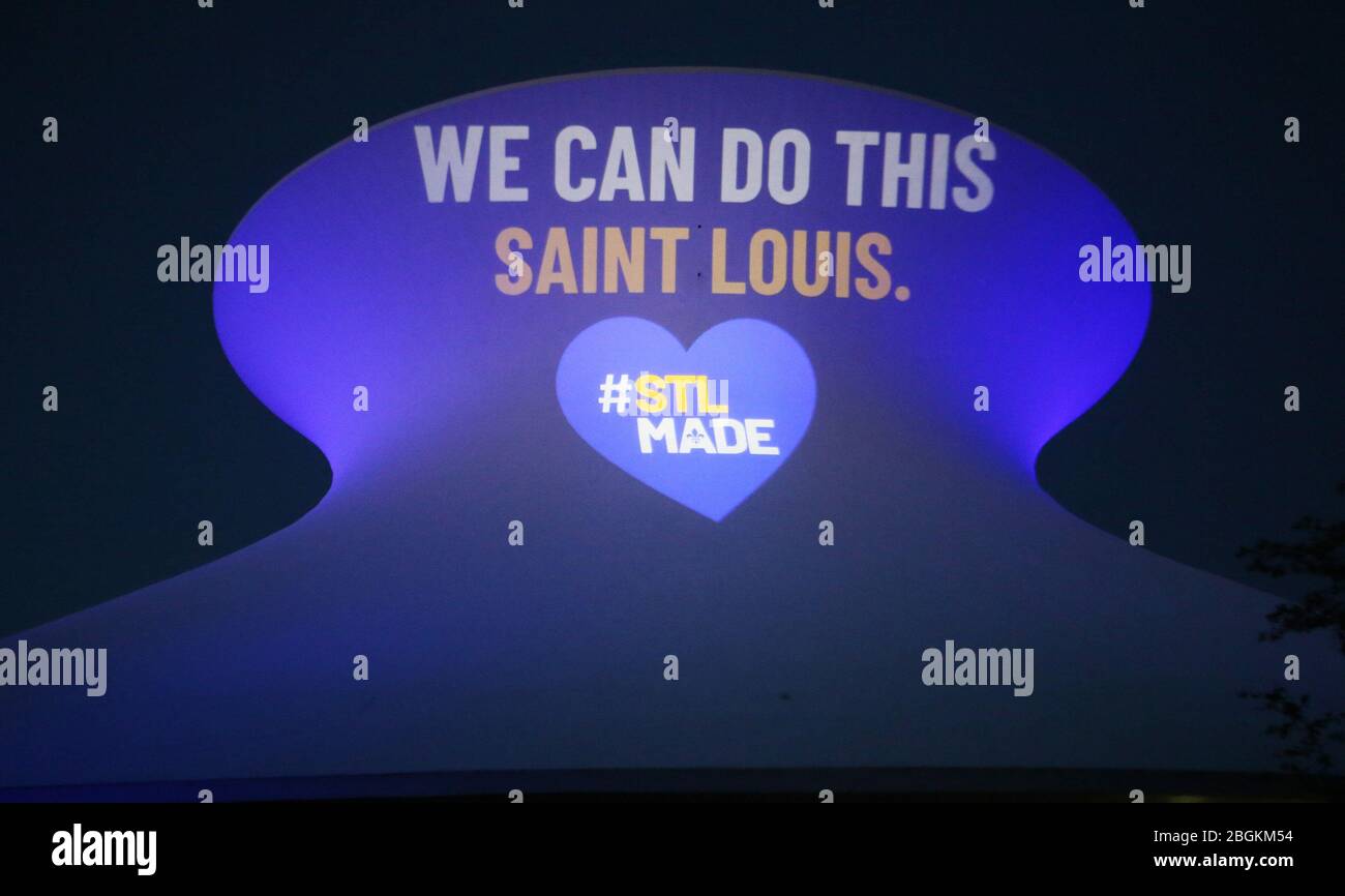 St. Louis, Stati Uniti. 21 Apr 2020. Il Planetario al St. Louis Science Center è illuminato in blu con un messaggio speciale, per una seconda notte, nel Forest Park di St. Louis martedì 21 aprile 2020. Foto di Bill Greenblatt/UPI Credit: UPI/Alamy Live News Foto Stock