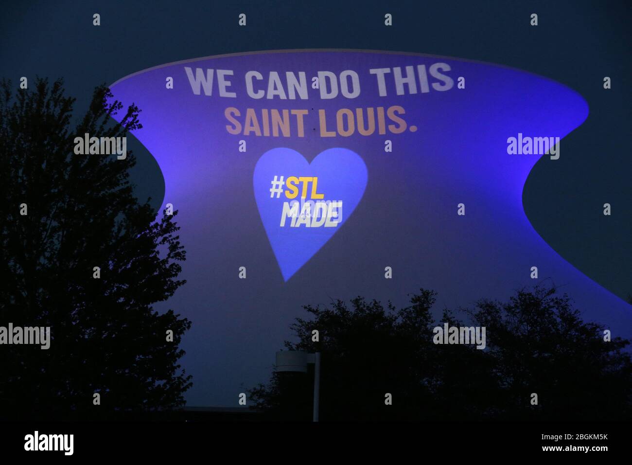 St. Louis, Stati Uniti. 21 Apr 2020. Il Planetario al St. Louis Science Center è illuminato in blu con un messaggio speciale, per una seconda notte, nel Forest Park di St. Louis martedì 21 aprile 2020. Foto di Bill Greenblatt/UPI Credit: UPI/Alamy Live News Foto Stock