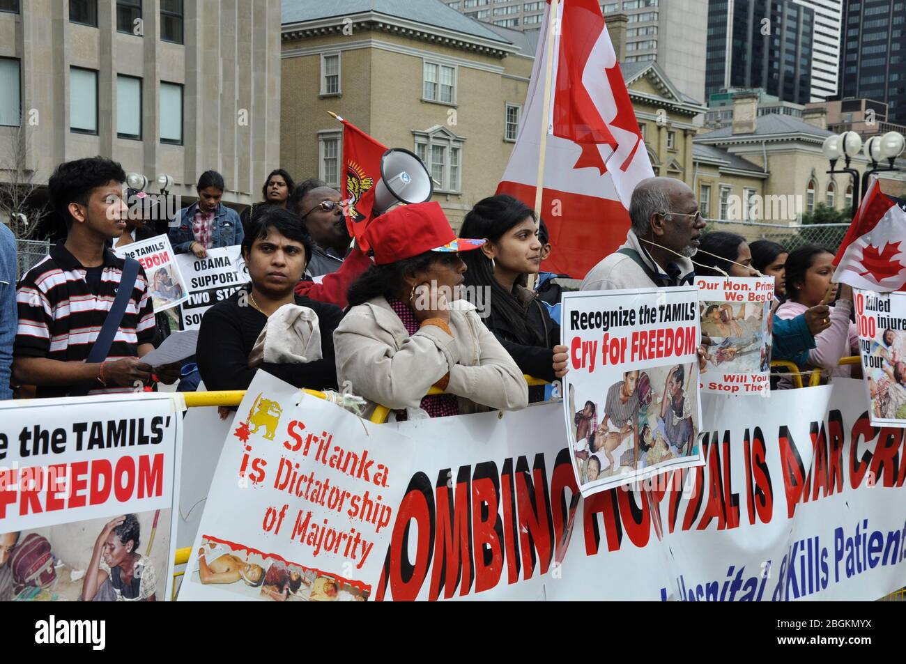 Toronto, Ontario, Canada - 05/01/2009: Manifestanti che detengono bandiere e cartelloni contro il governo dello Sri Lanka sulle questioni su Tamil Foto Stock