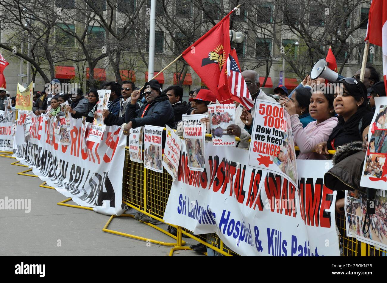 Toronto, Ontario, Canada - 05/01/2009: Manifestanti che detengono bandiere e cartelloni contro il governo dello Sri Lanka sulle questioni su Tamil Foto Stock