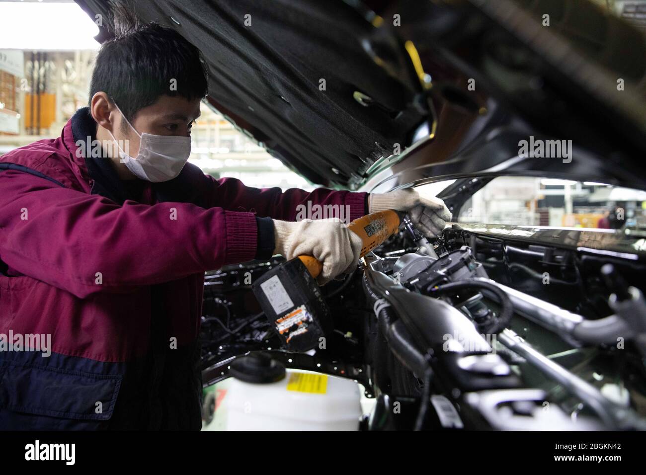 Il personale è impegnato nell'assemblaggio di veicoli presso un'officina di proprietà di JAC Motors, un produttore cinese di automobili e veicoli commerciali di proprietà dello stato Foto Stock
