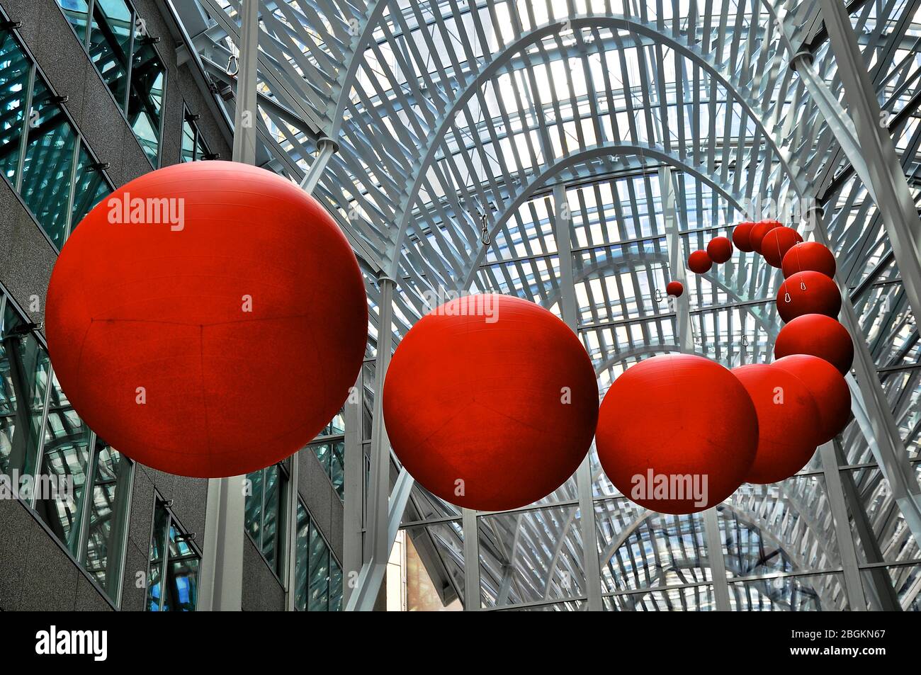 Toronto, Ontario, Canada - 06/12/2009: RedBall è un pezzo d'arte pubblico itinerante dell'artista americano Kurt Perschke. Considerato "il più lungo periodo del mondo Foto Stock