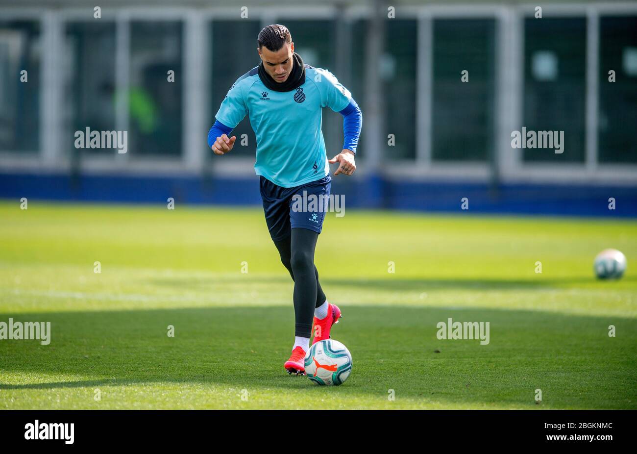 Raul de Tomas, calciatore professionista spagnolo, si allena con i suoi compagni di squadra di RCD Espanyol alla "Ciutat Esportiva Dani Jarque" di Sant Adria de Bes Foto Stock