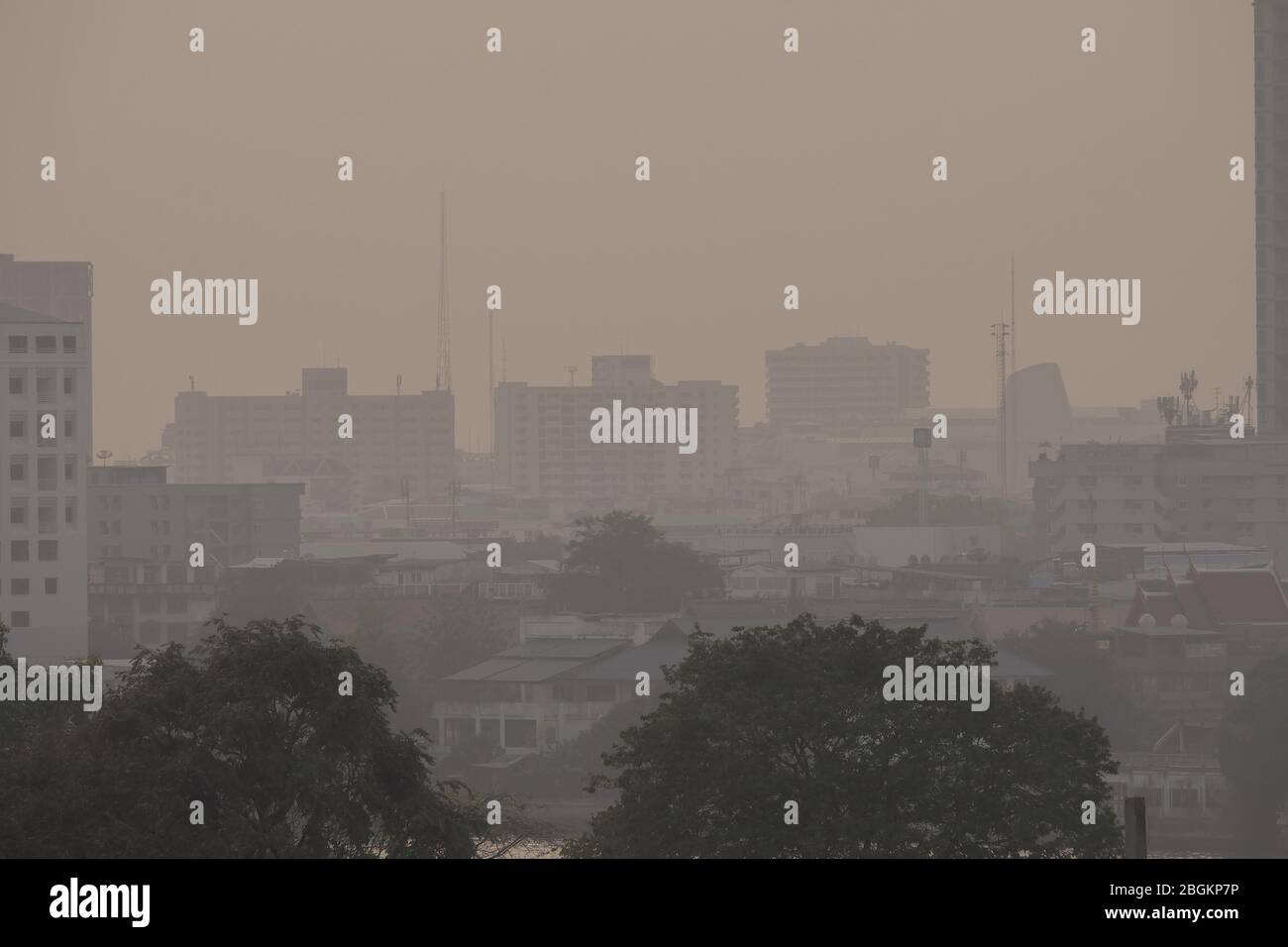 L'inquinamento atmosferico dovuto a un sacco di polvere o particelle PM2,5 supera lo standard (AQI) di Bangkok, Thailandia. Effetti negativi sul sistema respiratorio e sulla salute. Foto Stock