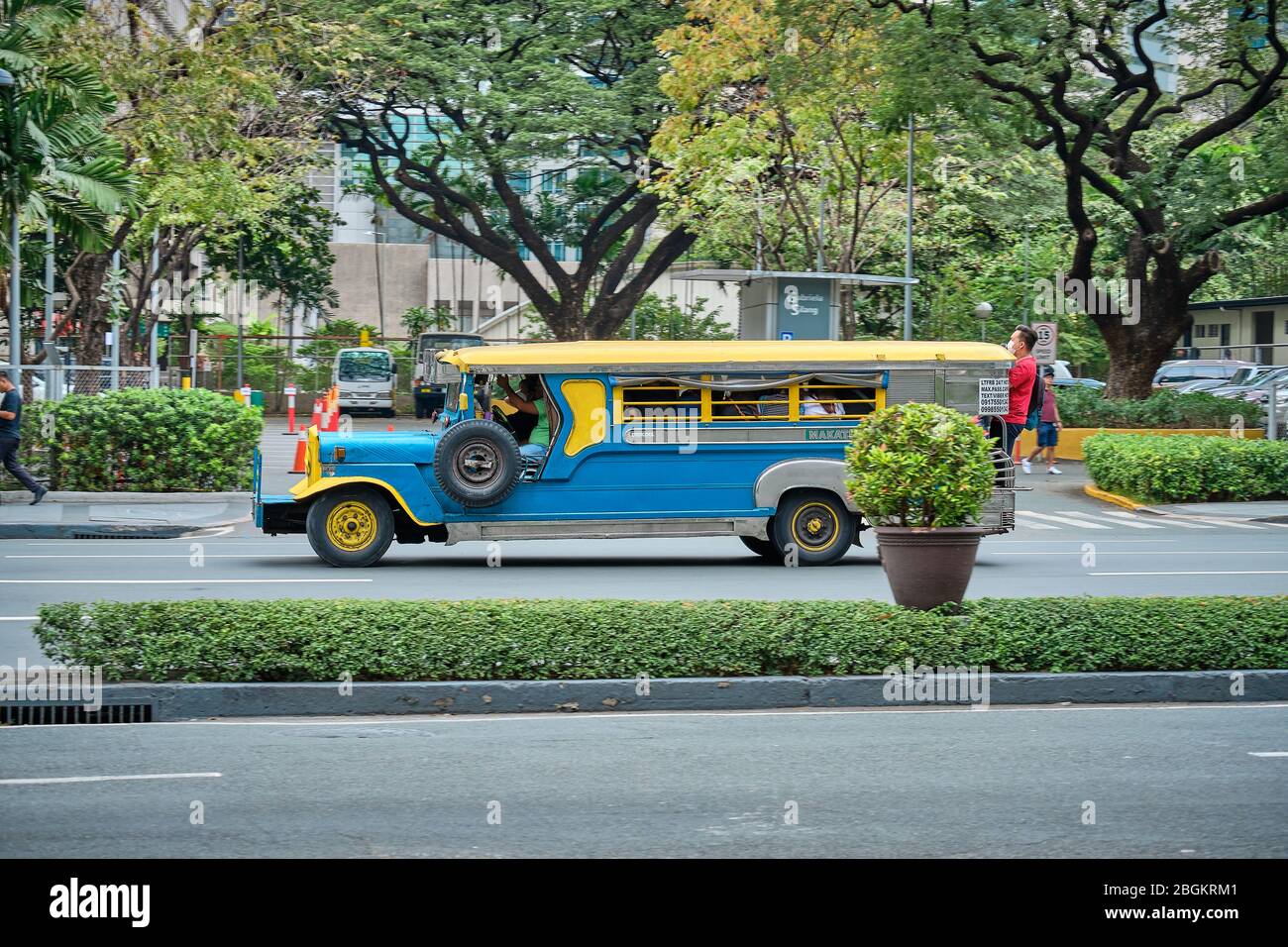 Manila, Filippine - 02 febbraio 2020: Jeepneys sulle strade di Manila. Ex jeep militari americani convertiti al trasporto pubblico Foto Stock