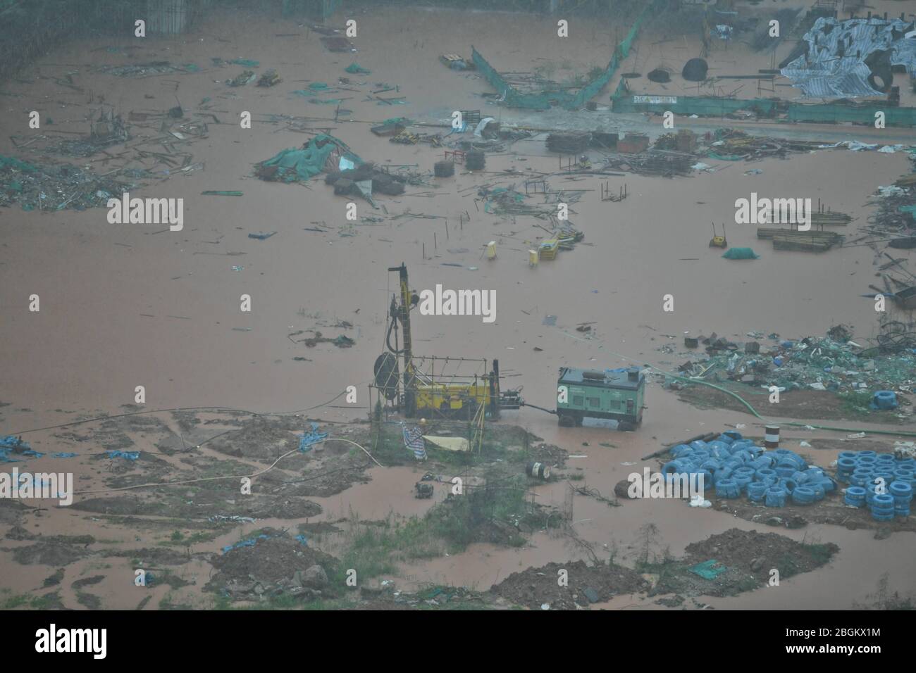 Vista di un cantiere immerso nel fango e nell'acqua nella città di Nanning, provincia di Guangxi, nel sud della Cina, 25 marzo 2020. Foto Stock
