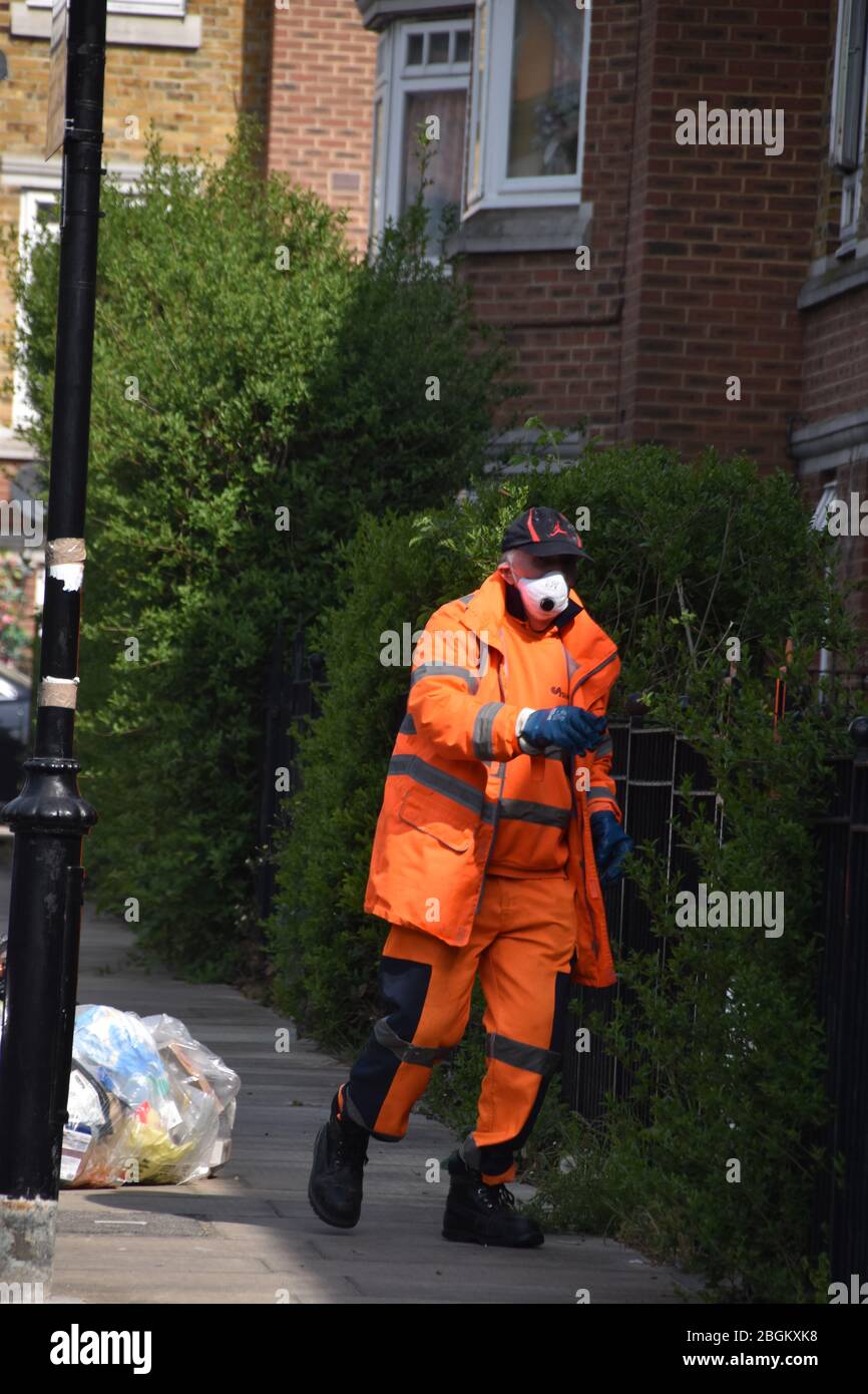 Raccoglitore di rifiuti con maschera protettiva durante il blocco. Foto Stock