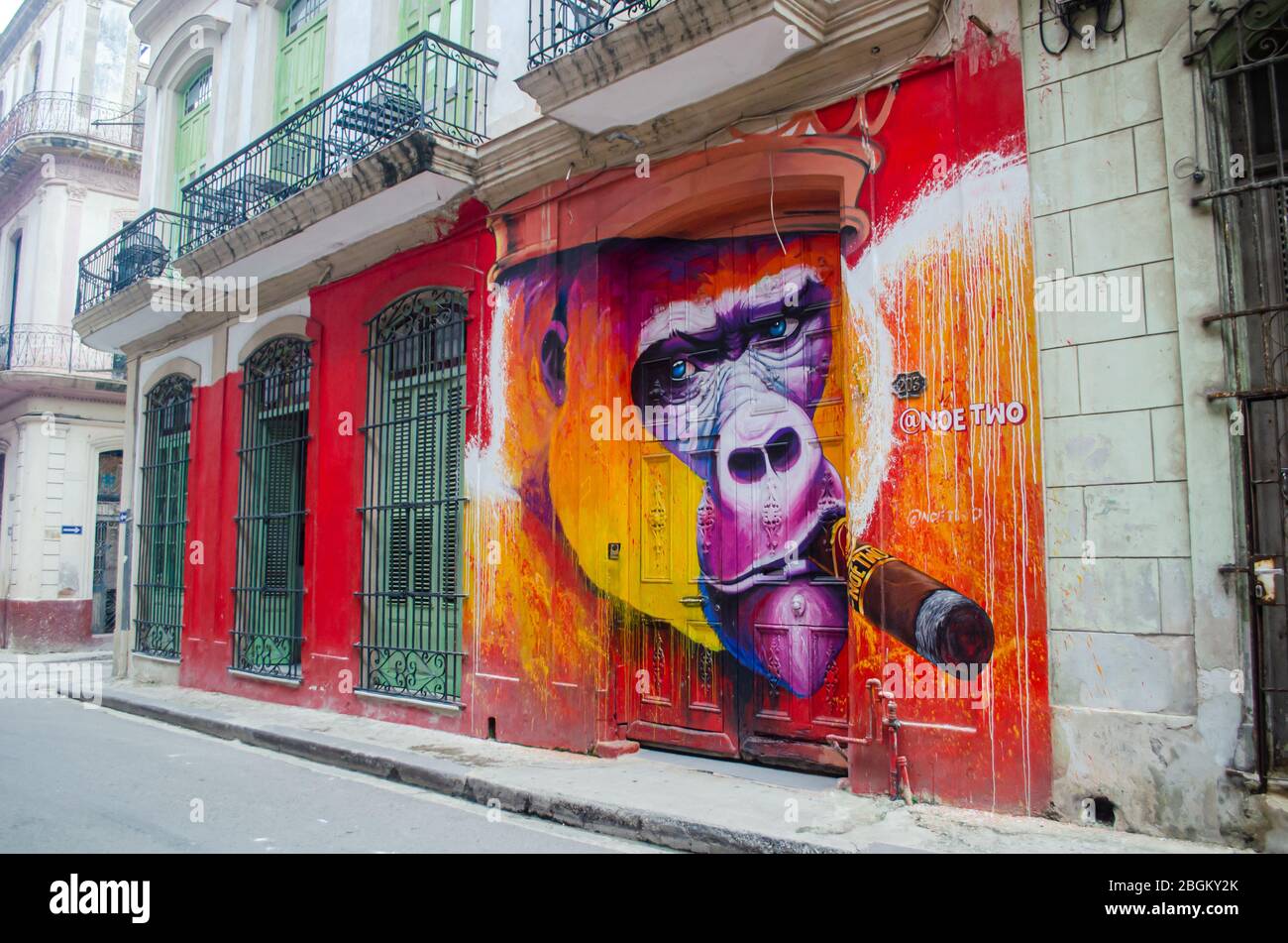 Vecchia Havana strada colorata. Sulla destra si trova una parete graffiti dell'artista Noé Two Foto Stock
