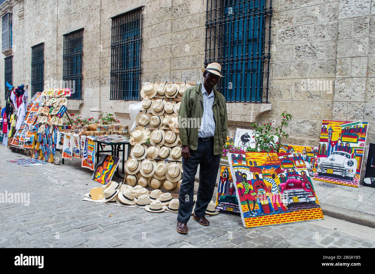 Un venditore di strada molto gentile che vende i suoi souvenir nelle strade della Vecchia Avana a Cuba Foto Stock