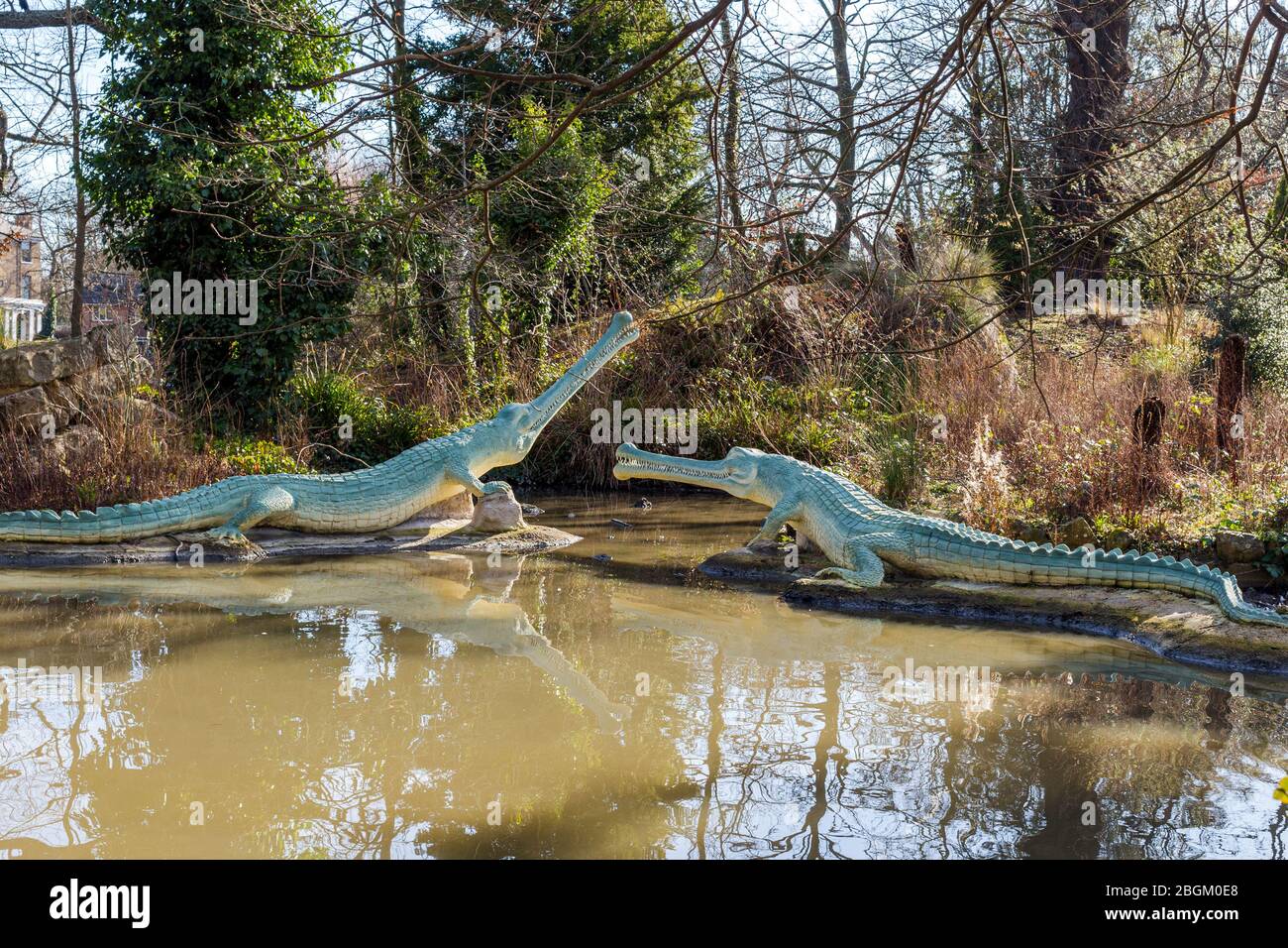 Sculture di dinosauri nel Crystal Palace Park, Londra Foto Stock