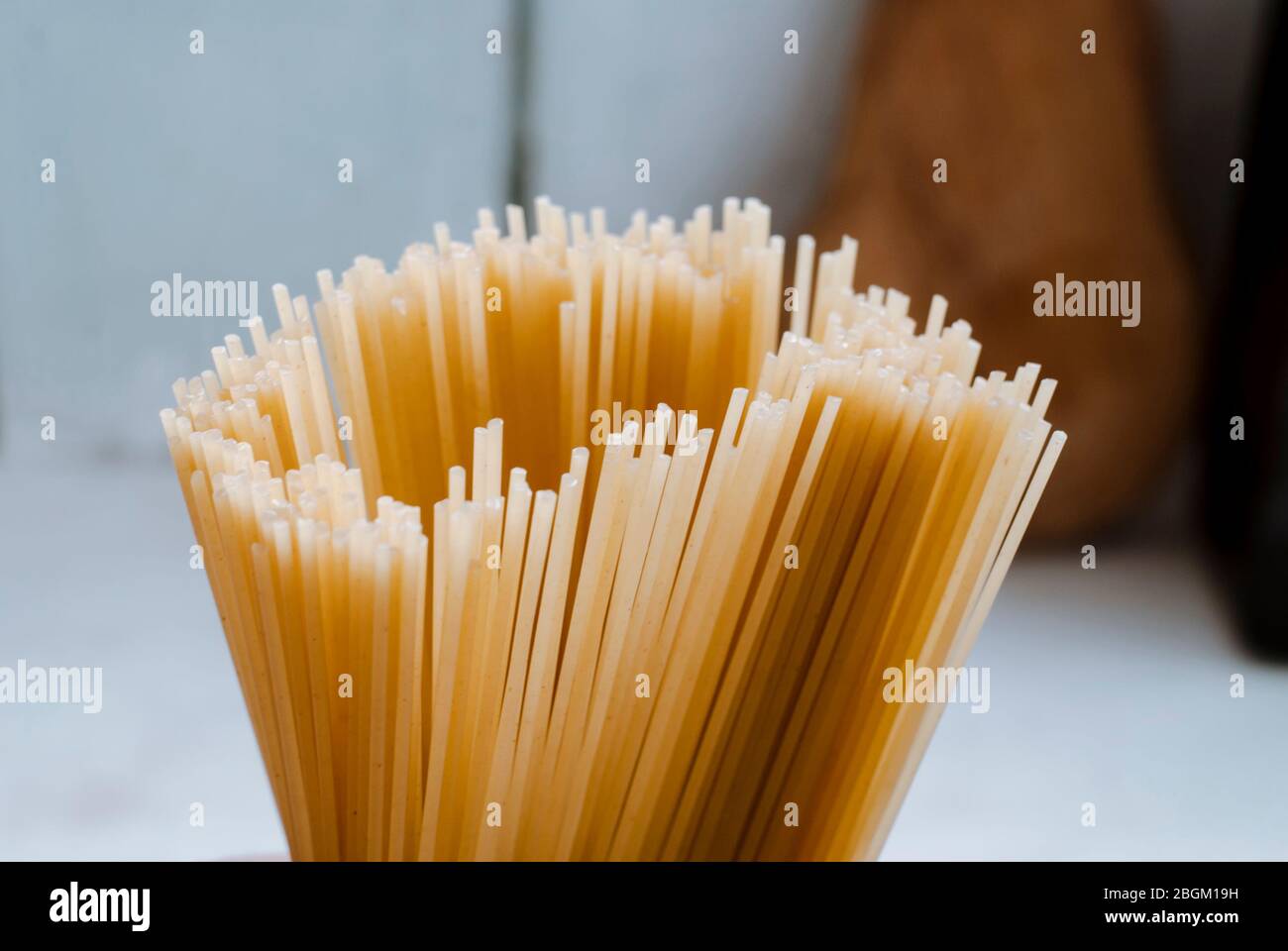 Spaghetti lunghi in un vaso sul tavolo, primo piano. Foto Stock