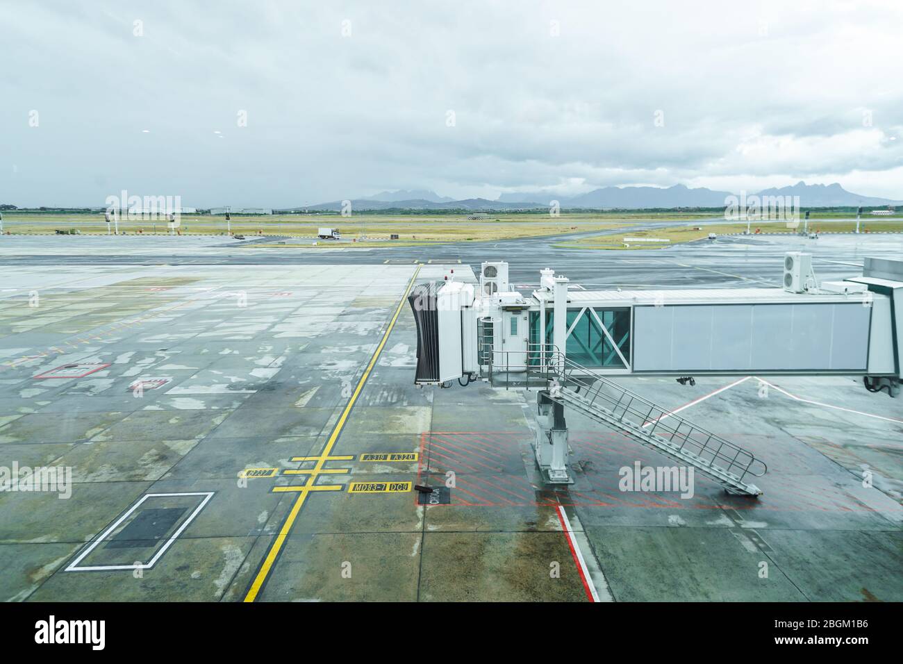 Ponte aereo, jet bridge, jet walk, airgate, passerella, aerobridge, skybridge, airtube, ponte passeggeri o PBB all'aeroporto di Città del Capo, Sudafrica Foto Stock