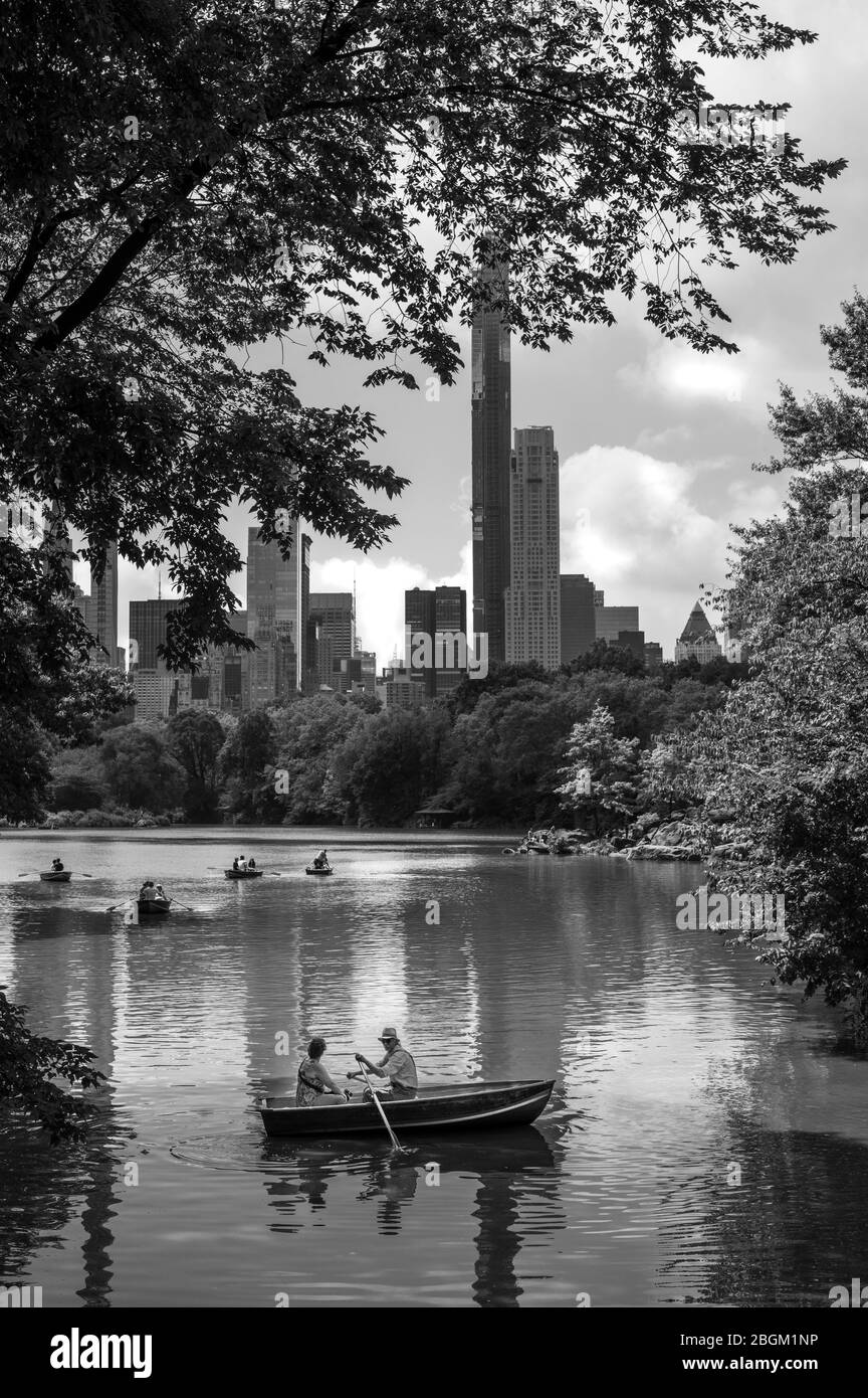 Persone in barche a file a Central Park New York City Foto Stock