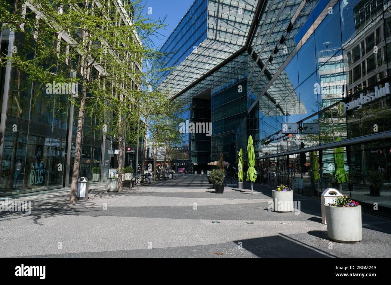 Berlino, Germania. 21 Apr 2020. L'ensemble dell'edificio "Neues Kranzler Eck" tra il Kurfürstendamm e il Joachimstaler Straße a Charlottenburg. Credit: Jens Kalaene/dpa-Zentralbild/ZB/dpa/Alamy Live News Foto Stock