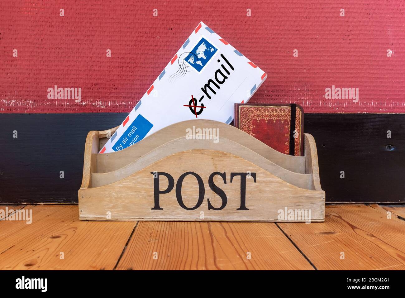 Portadallettere vintage con busta e testo "no email" Foto Stock