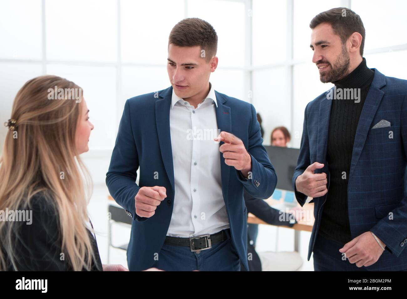 primo piano . colleghi di lavoro che discutono di questioni di lavoro Foto Stock