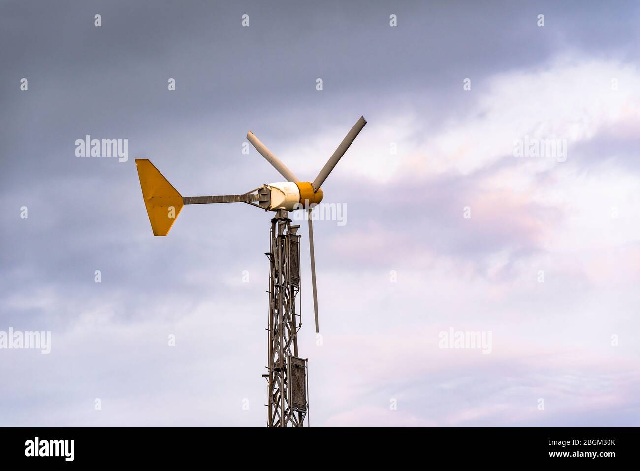 Turbina del vento isolata su una fattoria Foto Stock