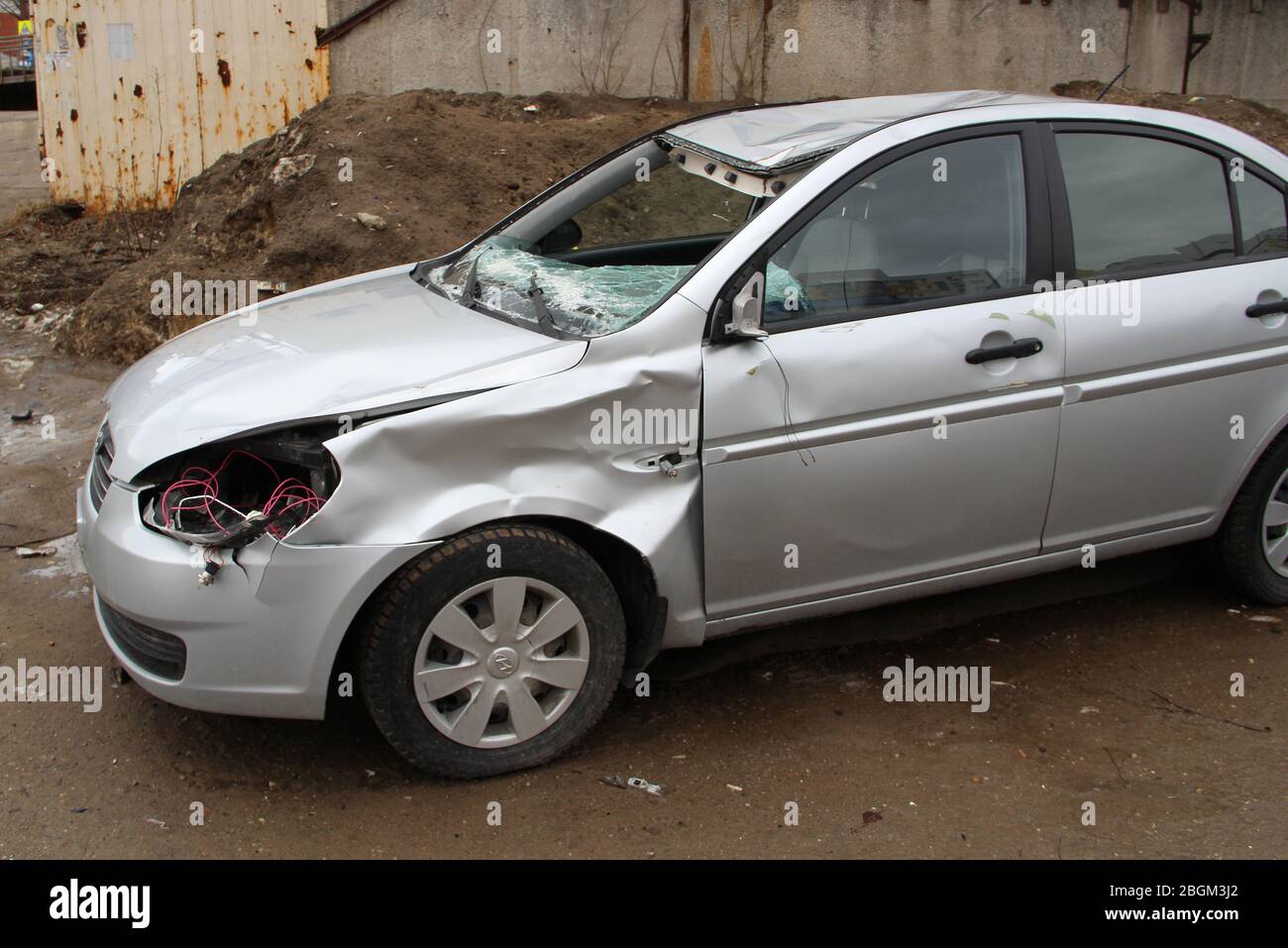 Una vettura d'argento rotta dopo un incidente sulla strada. Concetto di sicurezza dei trasporti. Foto Stock