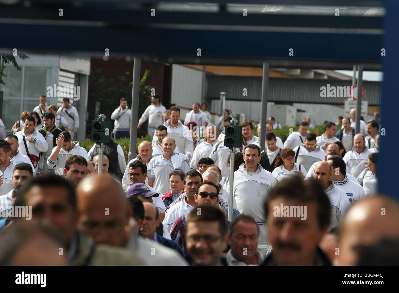 Cassino, Italia - 9 ottobre 2013: I lavoratori che lasciano lo stabilimento FCA dopo la fine del turno di lavoro Foto Stock