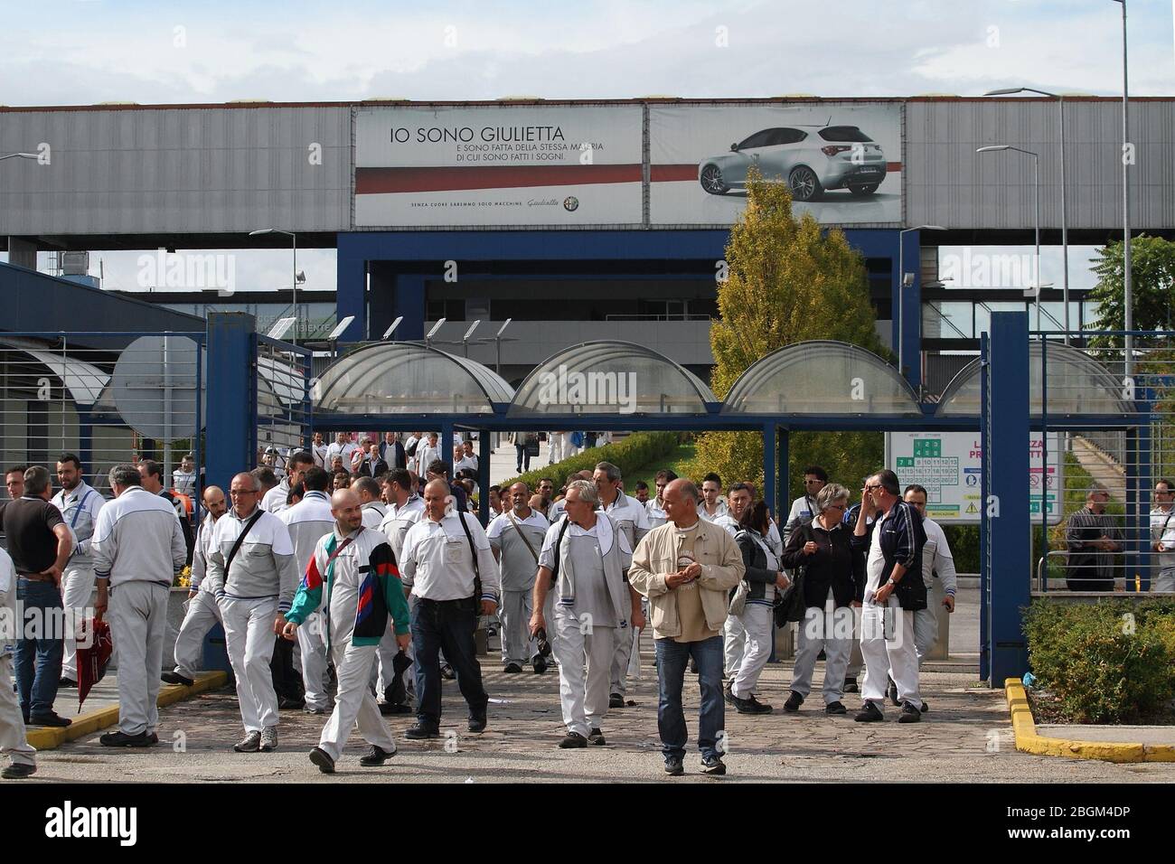 Cassino, Italia - 9 ottobre 2013: I lavoratori che lasciano lo stabilimento FCA dopo la fine del turno di lavoro Foto Stock