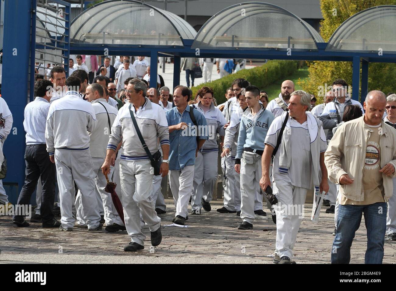 Cassino, Italia - 9 ottobre 2013: I lavoratori che lasciano lo stabilimento FCA dopo la fine del turno di lavoro Foto Stock