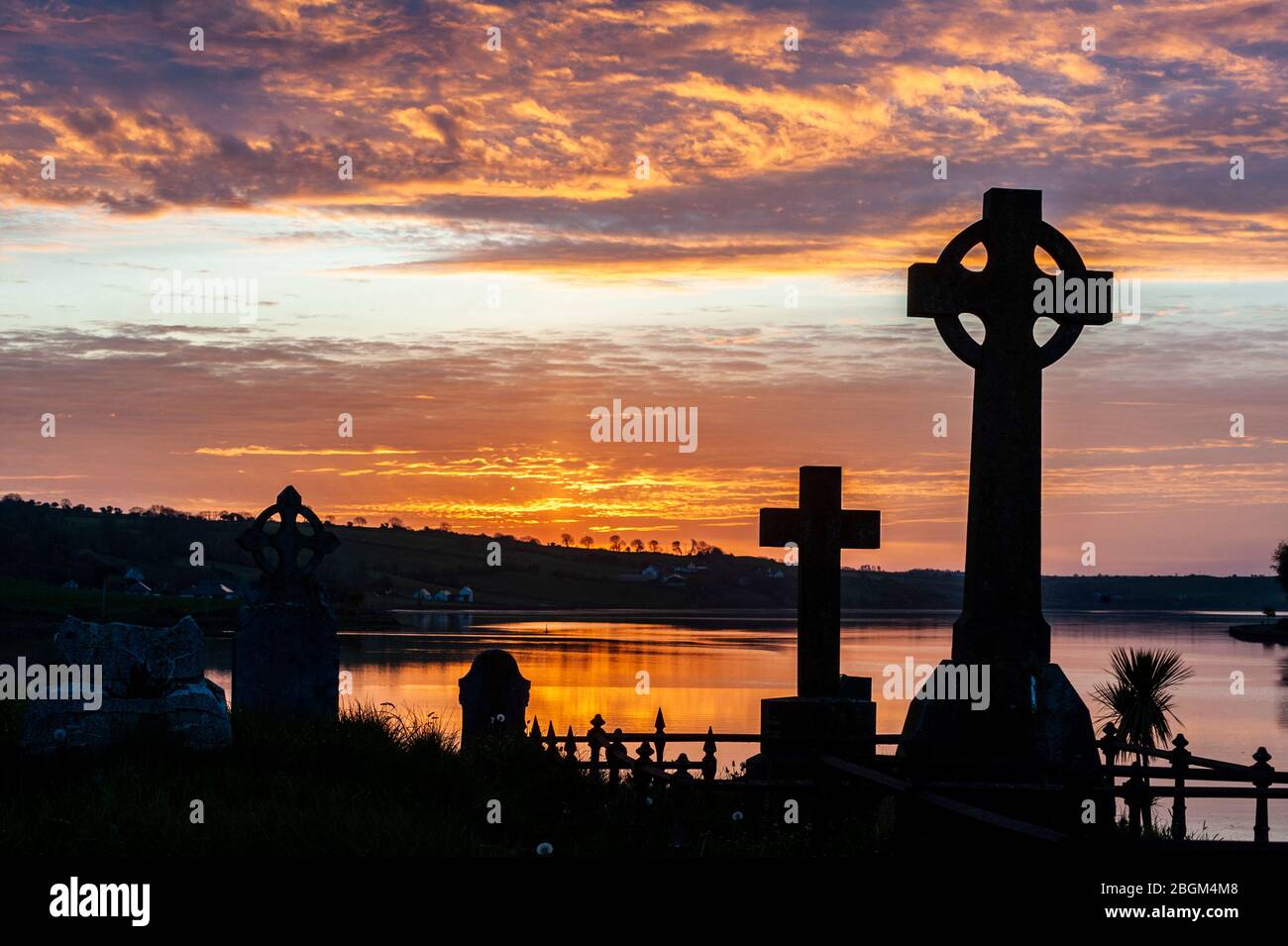Timoleague, West Cork, Irlanda. 22 aprile 2020. Il sole sorge sul cimitero dell'abbazia di Timoleague nel 50° anniversario della Giornata della Terra. La Giornata della Terra si celebra in tutto il mondo ed è un appello all'azione per aiutare a proteggere la terra. Credit: AG News/Alamy Live News Foto Stock