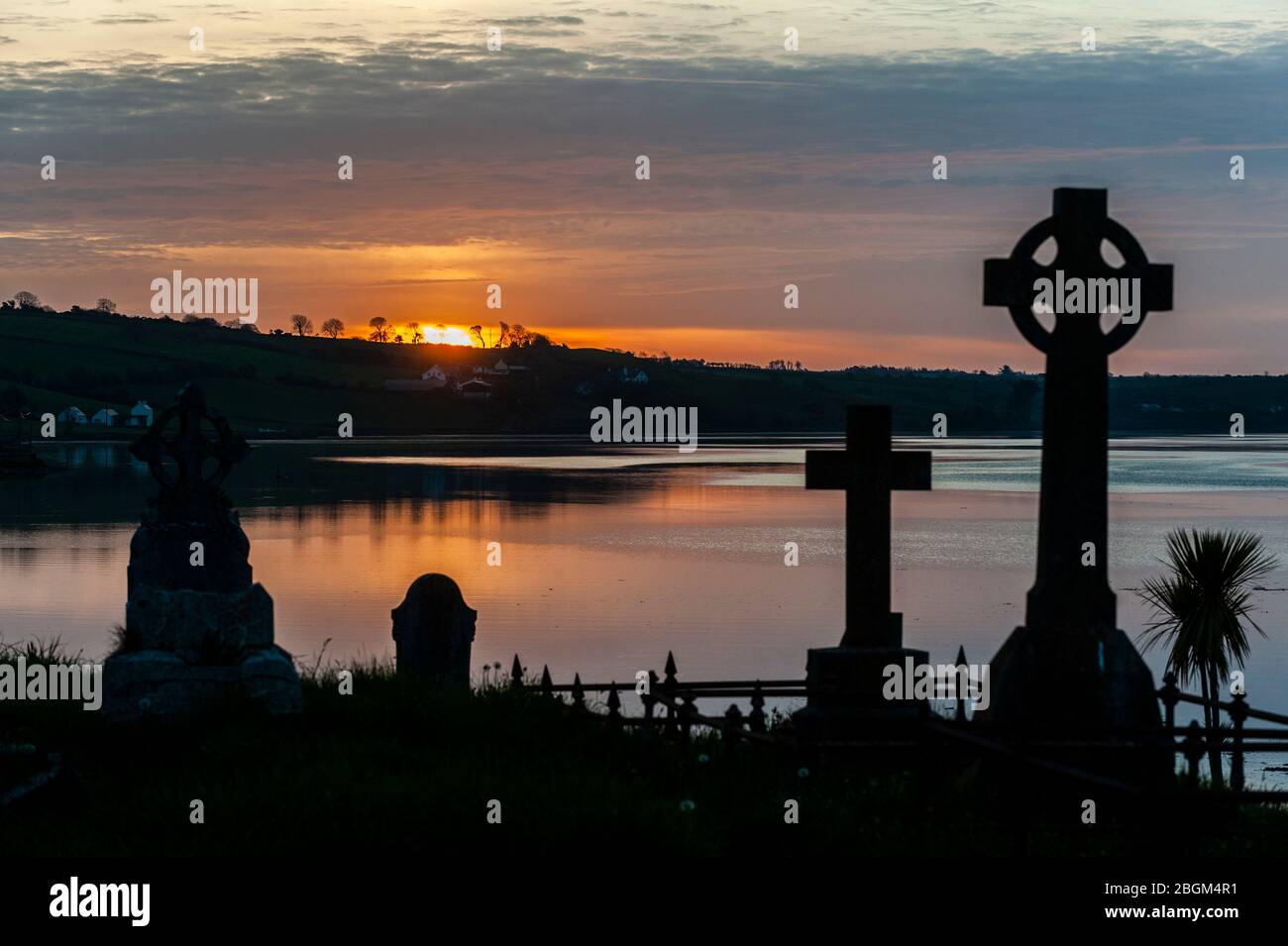 Timoleague, West Cork, Irlanda. 22 aprile 2020. Il sole sorge sul cimitero dell'abbazia di Timoleague nel 50° anniversario della Giornata della Terra. La Giornata della Terra si celebra in tutto il mondo ed è un appello all'azione per aiutare a proteggere la terra. Credit: AG News/Alamy Live News Foto Stock