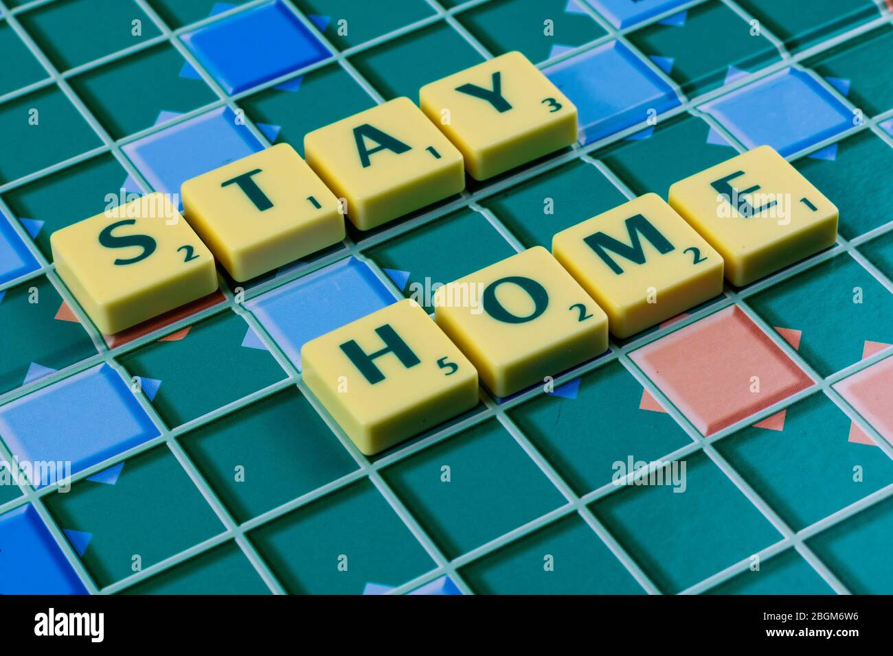 Rimani a casa sul tabellone di gioco di parole nei giorni di quarantena del coronavirus Foto Stock