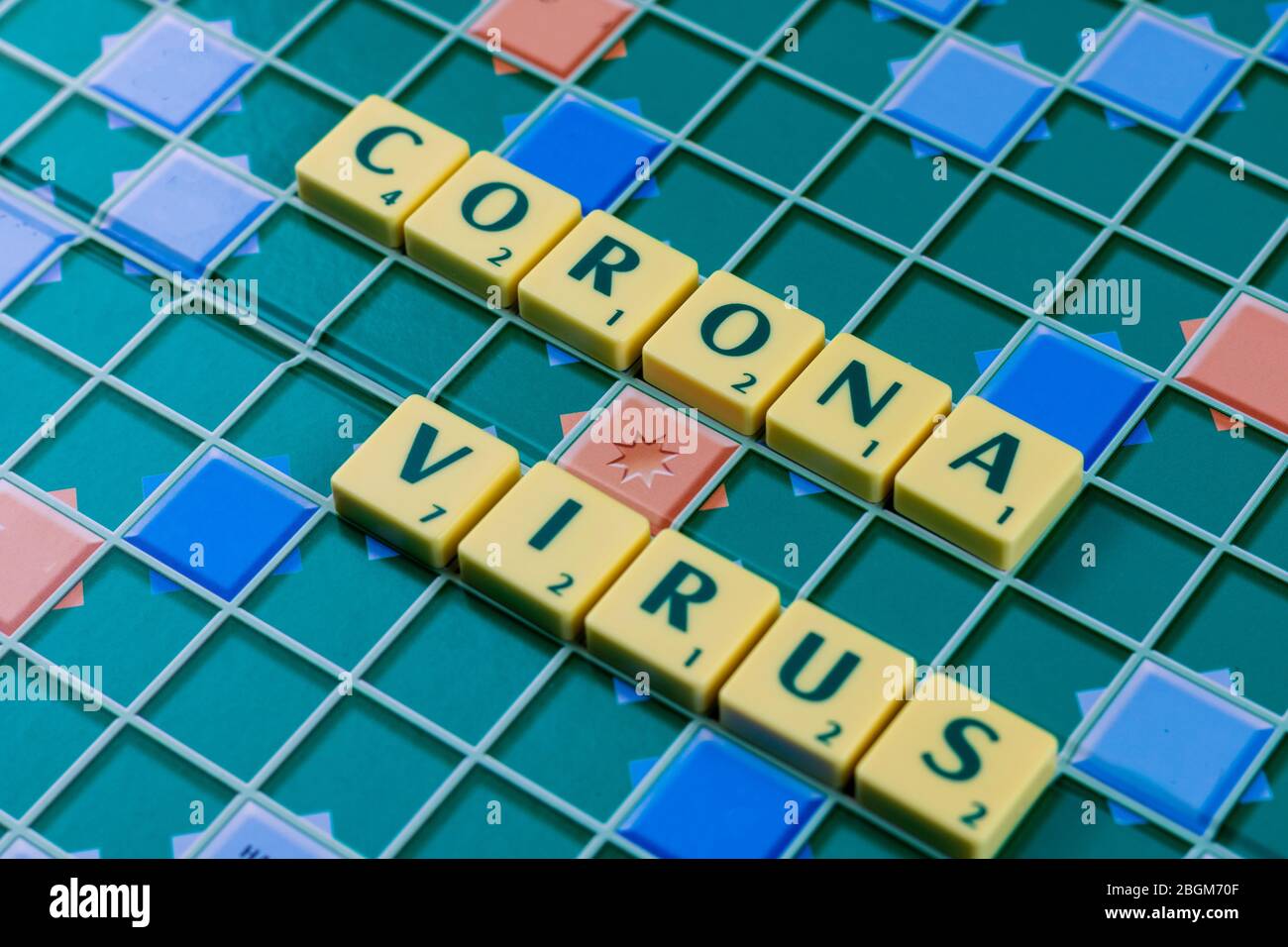 Corona Virus sulla parola gioco bordo in giorni di quarantena coronavirus Foto Stock