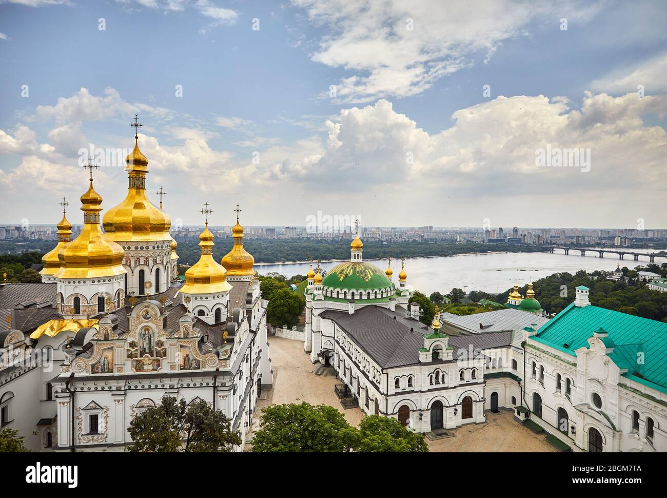 Chiesa con cupole dorate a Kiev Pechersk Lavra complesso cristiano. Vecchia architettura storica a Kiev, Ucraina Foto Stock