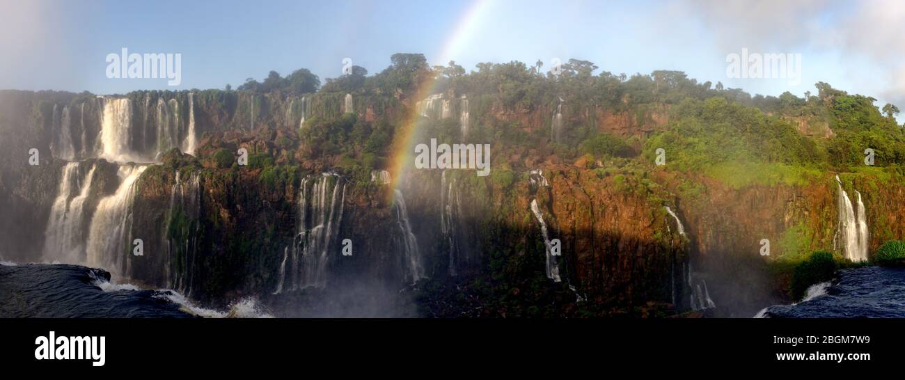 Panoramica con arcobaleno sopra i torrenti versanti della cascata della gola di Devils, parte delle cascate di Iguacu, Brasile, Sud America Foto Stock