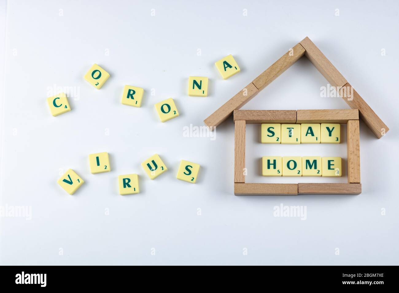 Rimani a casa per essere sicuro a coronavirus su sfondo bianco. Foto Stock