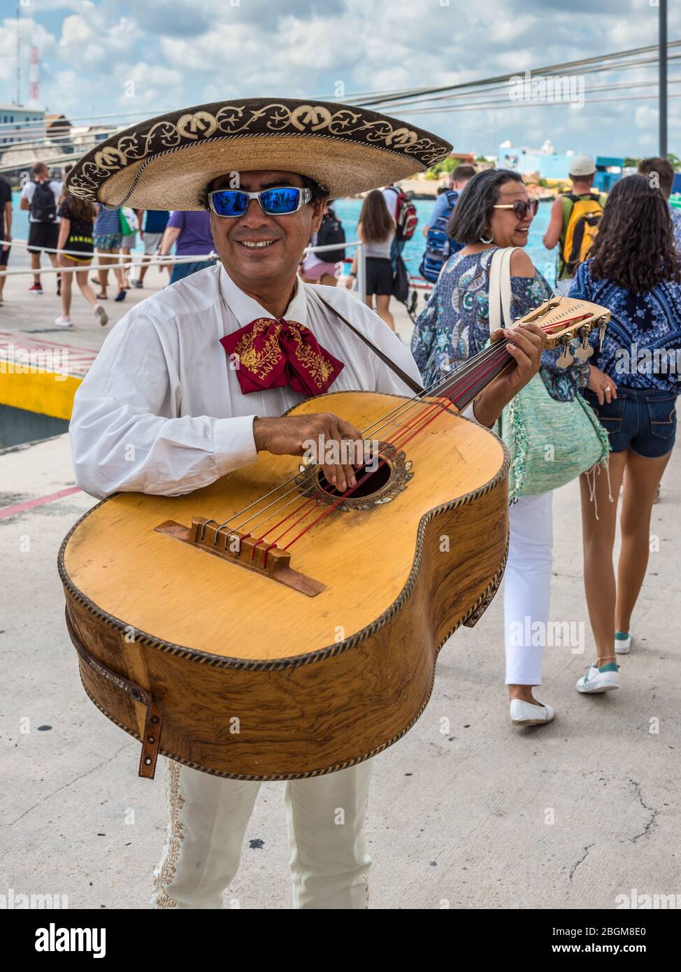 Cozumel, Messico - 24 aprile 2019: Un musicista locale suona musica tradizionale su uno strumento musicale messicano per salutare i passeggeri di una nave da crociera nel porto Foto Stock