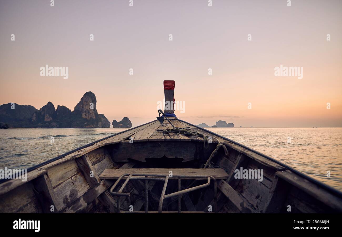 La crociera in barca dalla coda lunga con vista delle isole tropicali al tramonto nel Mare delle Andamane, Thailandia Foto Stock