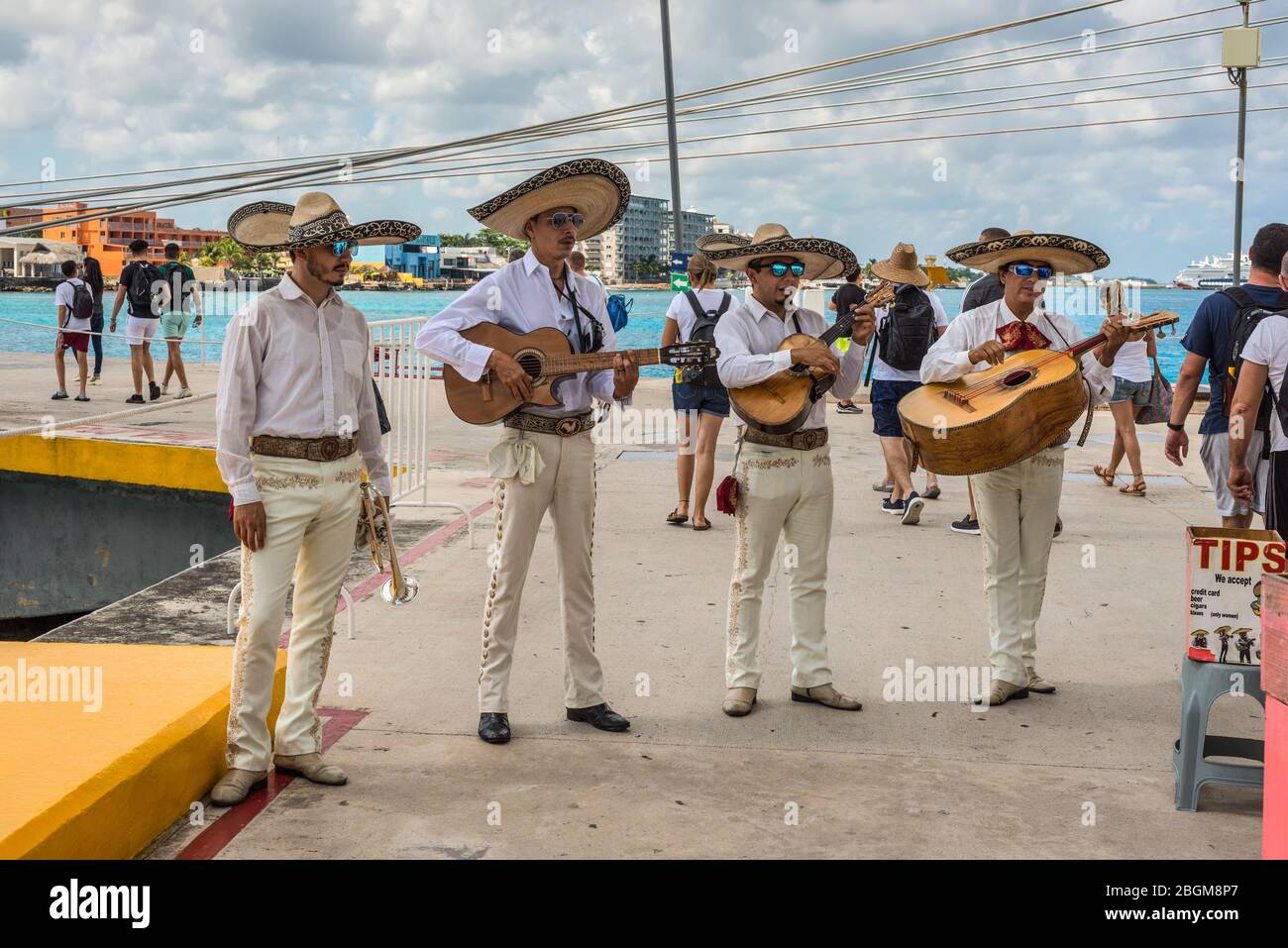 Cozumel, Messico - 24 aprile 2019: Musicisti locali suonano musica tradizionale su strumenti musicali messicani per salutare i passeggeri di una nave da crociera in po Foto Stock