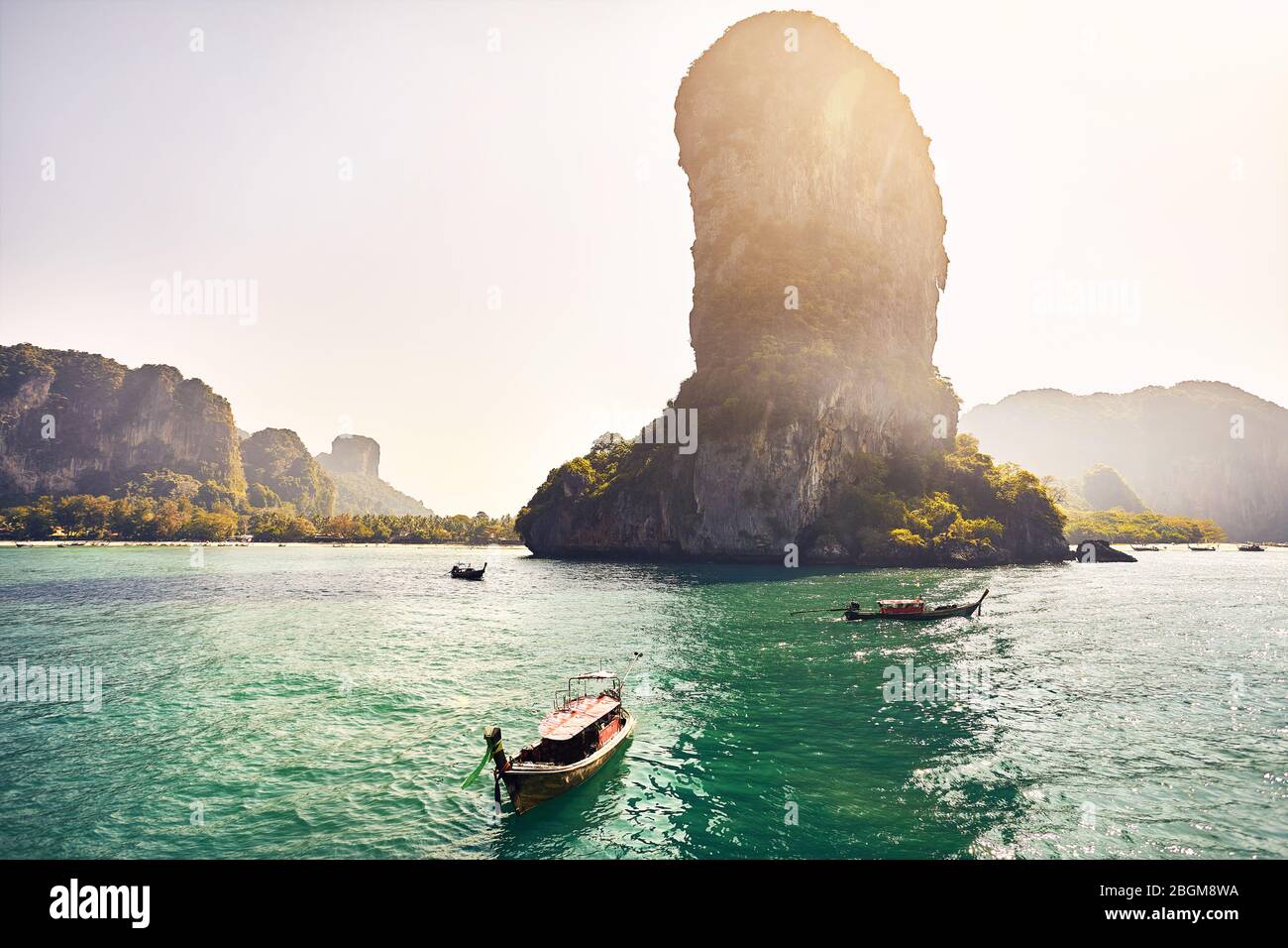 Barche nei pressi delle isole tropicali a giornata soleggiata nel Mare delle Andamane, Thailandia Foto Stock