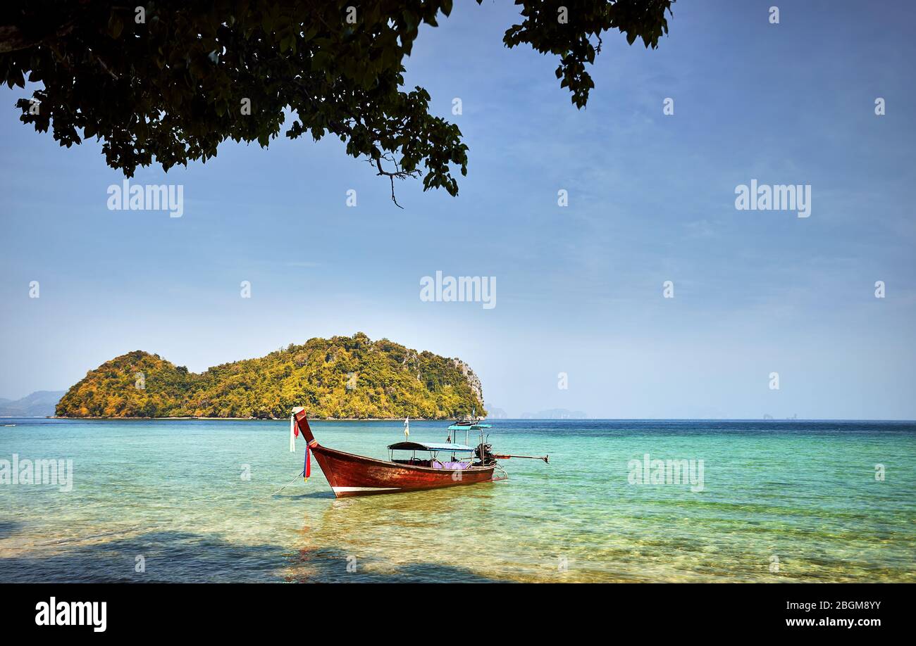 Longtail boat nei pressi delle isole tropicali a giornata soleggiata nel Mare delle Andamane, Thailandia Foto Stock