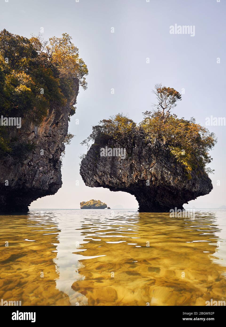 Isole tropicali dalla roccia nel mare delle Andamane della provincia di Krabi, Thailandia Foto Stock