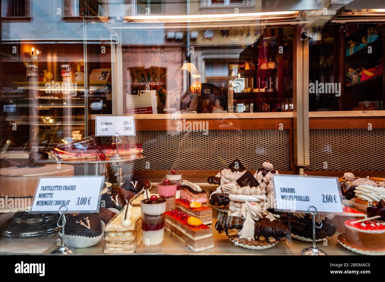 Wissembourg, Francia. 13 settembre 2009. Succulente prelibatezze in una vetrina pasticceria. Foto Stock