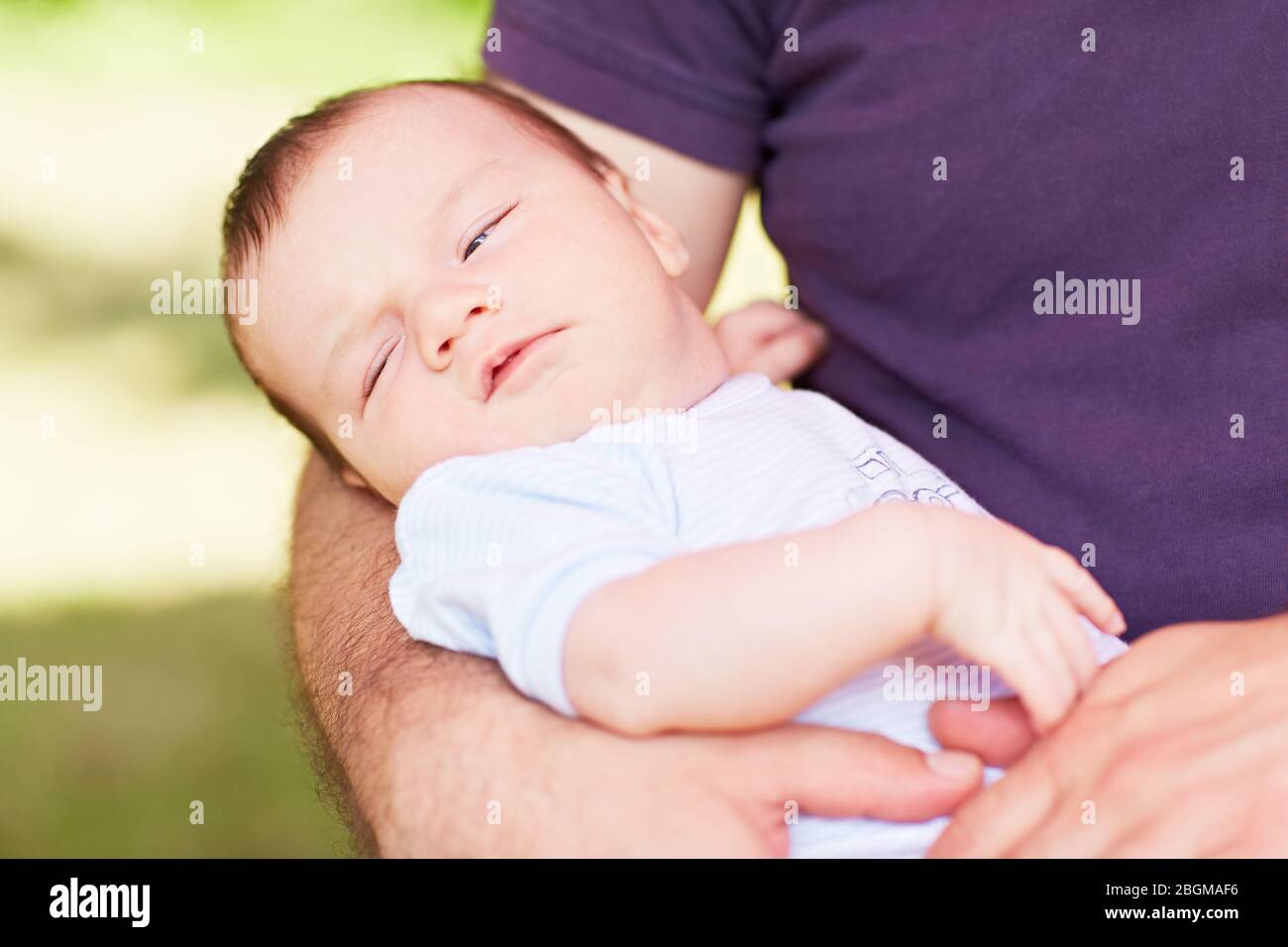 Vater hält ein kleines Baby auf seinem Arm Foto Stock
