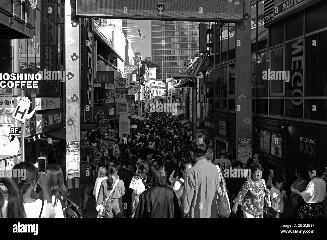 La vista di Takeshita Street, una strada commerciale in Harajuku, che è molto affollata da molti turisti provenienti da vari paesi. Foto Stock