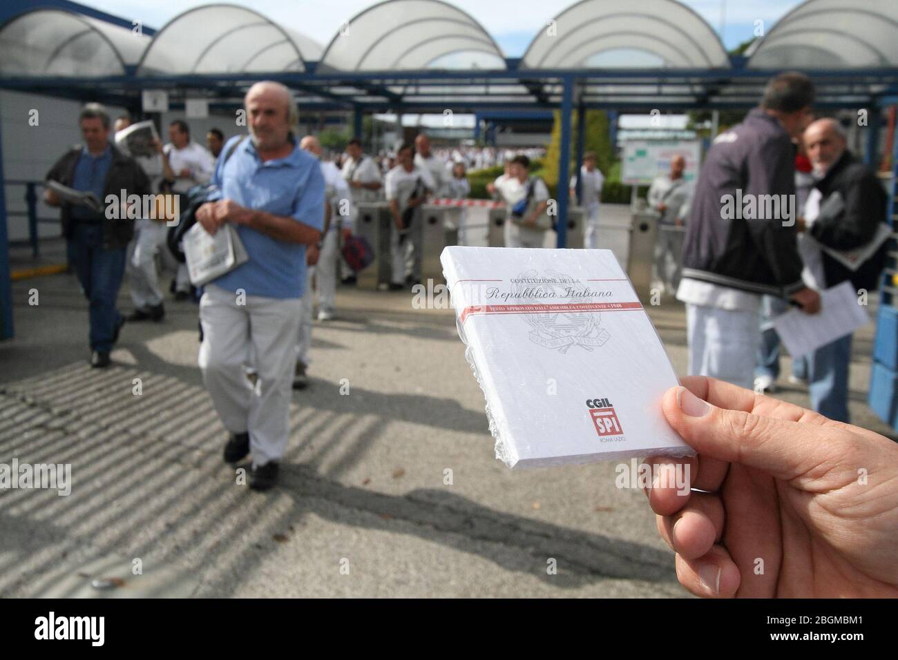 Cassino, Italia - 9 ottobre 2013: I sindacalisti FIOM-CGIL distribuiscono una copia della Costituzione italiana ai lavoratori di fronte alle porte dello stabilimento Fiat FCA di Cassino Foto Stock