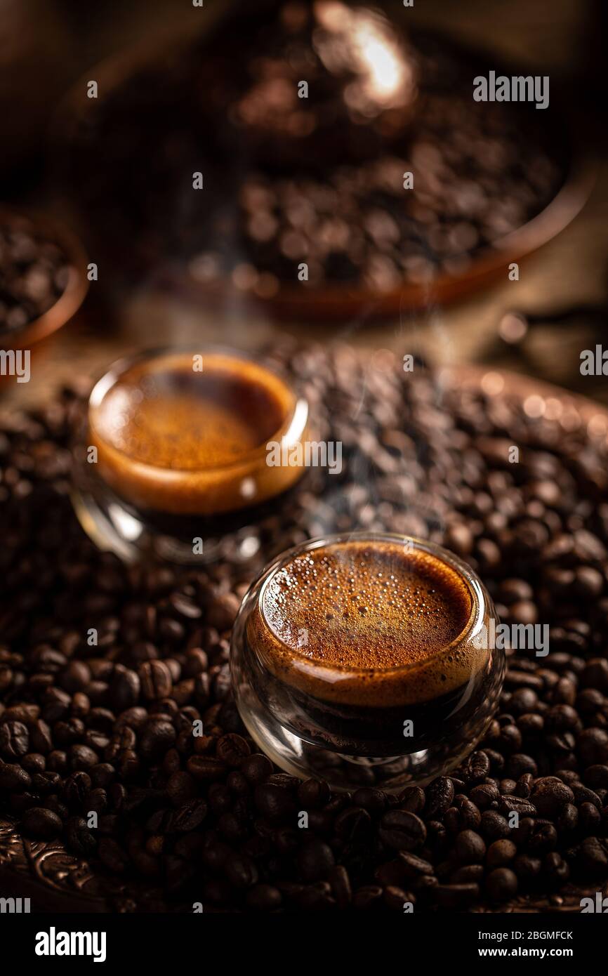 Caffè caldo in un bicchiere Foto Stock